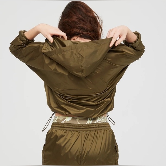 Aerie OFFLINE Shine Windbreaker, Olive Green size M - Picture 5 of 7